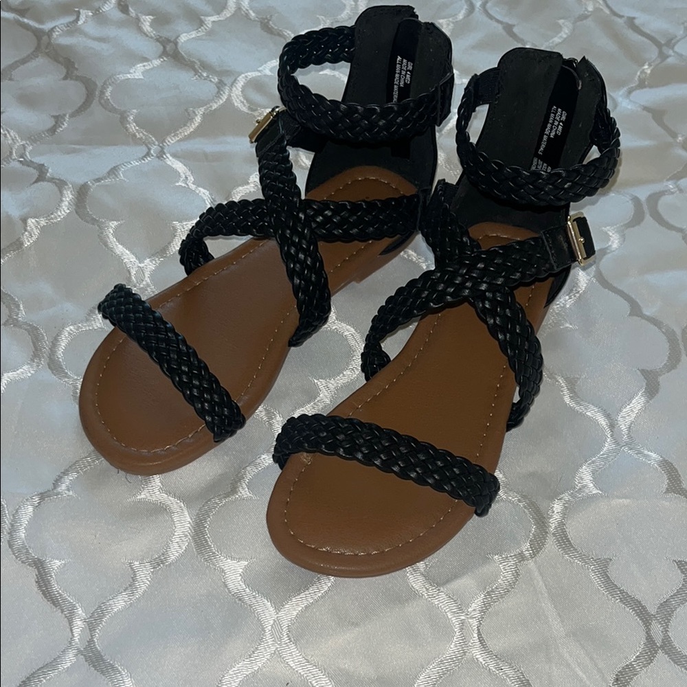 NWOB BLACK STRAPPY SANDALS